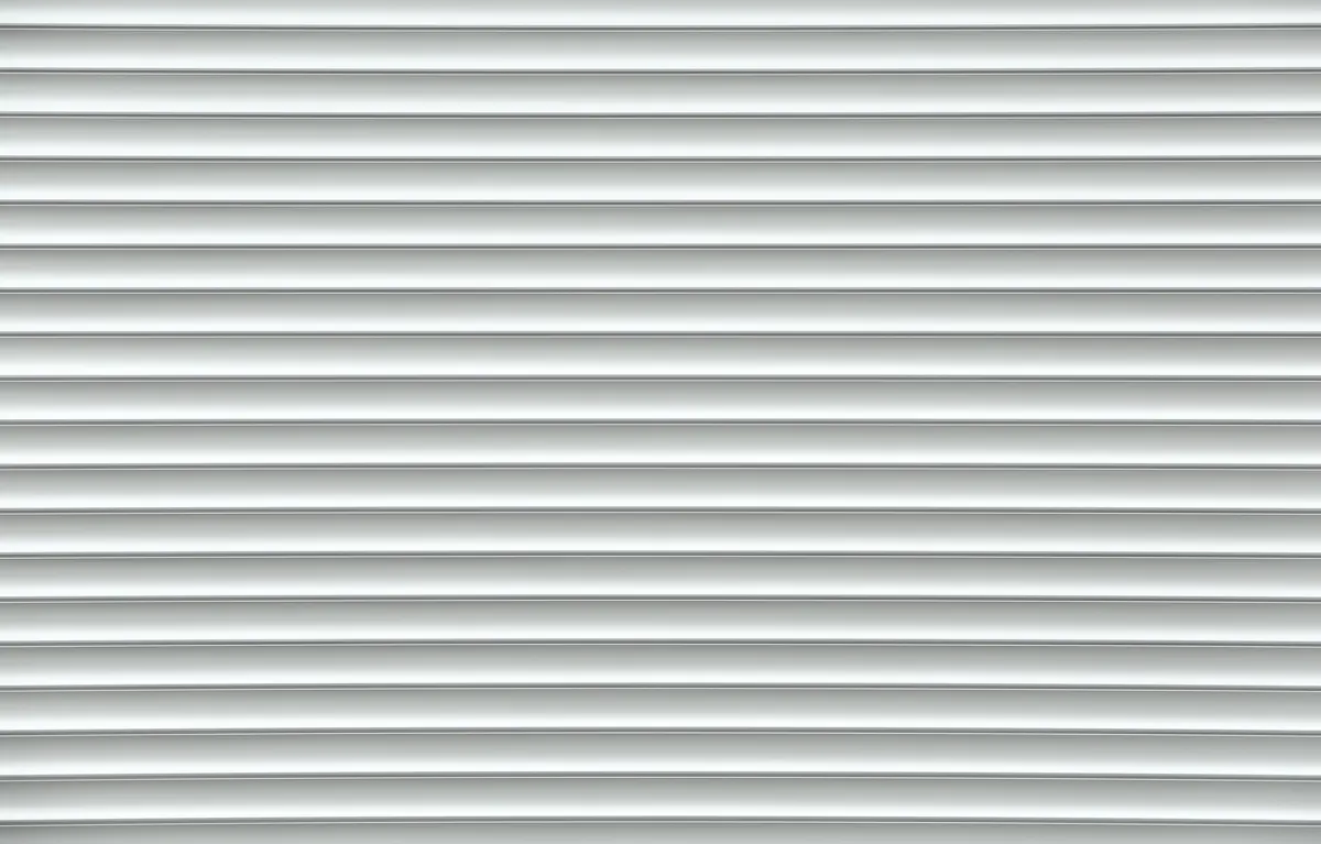Tablier de volet roulant vu de face, lames PVC blanches jointives